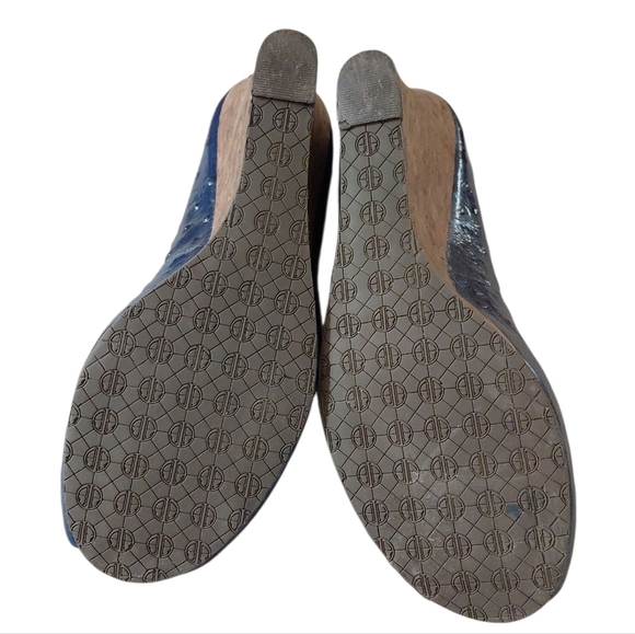 Lilly Pulitzer Wedges Blue Ostrich Embossed Leather Wedge Size 8.5 M - Picture 9 of 11